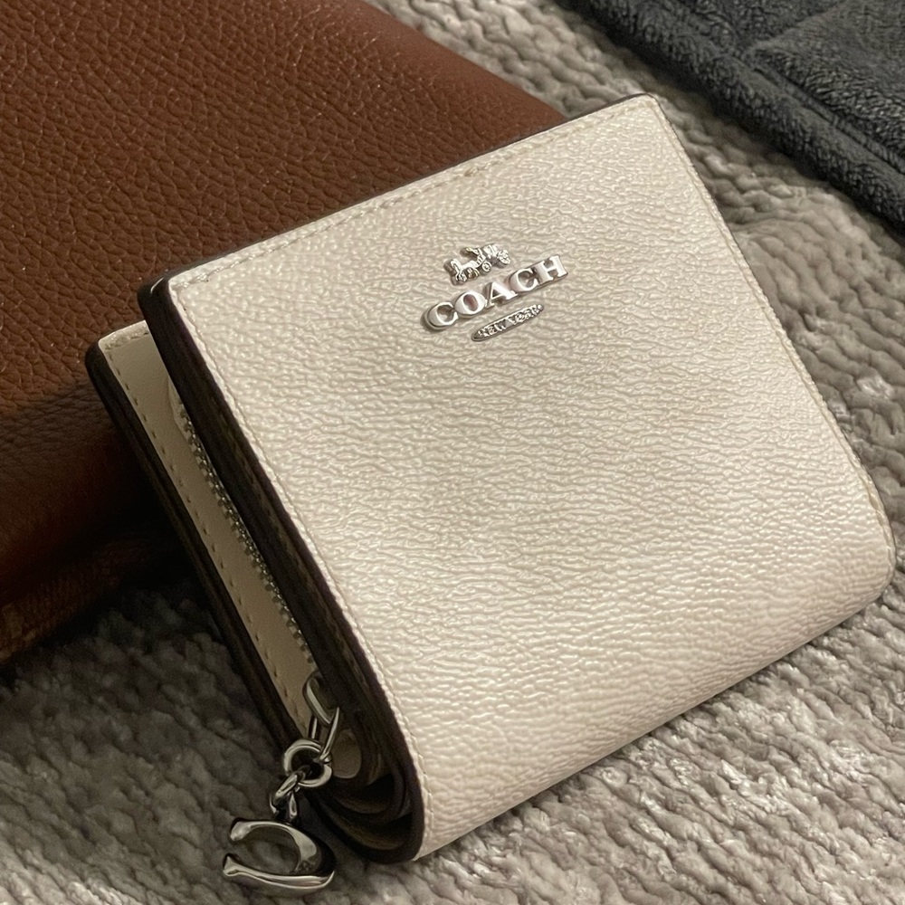 Coach: White Wallet